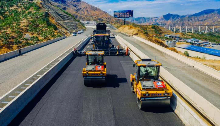 全球首次！無人駕駛壓路機成群結(jié)隊“上路”！