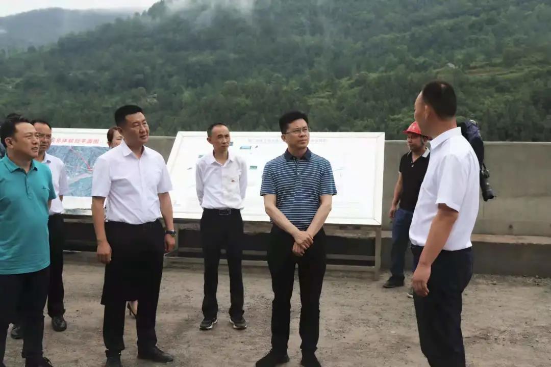 四川省交通運輸廳領(lǐng)導(dǎo)張勇、王茂奎到鎮(zhèn)廣高速王通段A1合同段調(diào)研指導(dǎo)工作