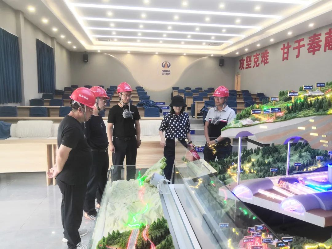 四川路橋副總工程師鄧運祥到寧攀高速ZCB1-6、ZCB1-7/8項目檢查指導(dǎo)工作