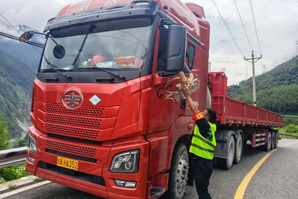 川交公司涼山國(guó)省干線(xiàn)養(yǎng)護(hù)工程暖心服務(wù)滯留司機(jī)