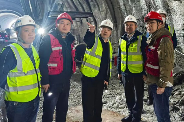 川交公司黨委書記、董事長(zhǎng)杜江林赴康新高速項(xiàng)目檢查指導(dǎo)工作