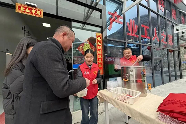 康新高速公路項(xiàng)目聯(lián)合工會(huì)近日啟動(dòng)“康新關(guān)懷暖人心，返鄉(xiāng)歸途更安心”主題活動(dòng)